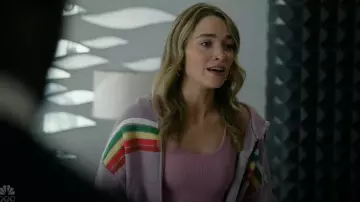Sweat à capuche Aviator Nation 5 rayures courtes zippée détendu - Mauve // Néon blanc porté par Chloe Thompson (Anabella Raye) tel que vu dans Law & Order (S25E08)