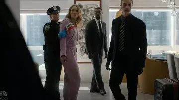 Pantalon de survêtement Aviator Nation à 5 bandes à poches larges à jambe large porté par Chloe Thompson (Anabella Raye) tel que vu dans Law & Order (S25E08)