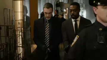 Cravate pour hommes Angelo Rossi à rayures brunes blanches portée par Vincent Riley (Reid Scott) telle que vue dans Law & Order (S25E08)