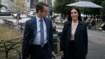 Trench-coat à double boutonnage Burberry porté par Samantha Maroun (Odelya Halevi) tel que vu dans Law & Order (S25E08)