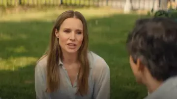 Blusa de manga globo Kallmeyer Ilia llevada por Joanne (Kristen Bell) como se ve en Nadie quiere esto (S02E08)