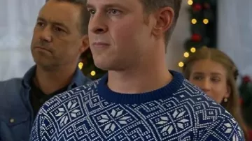 Pull bleu porté par le capitaine des pompiers Quinn Stokley (Ben Rosenbaum) tel que vu dans La Coupe de Noël