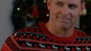 Pull rouge porté par le capitaine des pompiers Quinn Stokley (Ben Rosenbaum) tel que vu dans The Christmas Cup