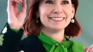 Manteau fleuri noir porté par Elsbeth Tascioni (Carrie Preston) tel que vu dans Elsbeth (S03)