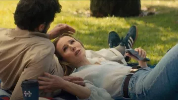 Ceinture en suède Khaite Benny portée par Joanne (Kristen Bell) comme on le voit dans Nobody Wants This (S02E08)