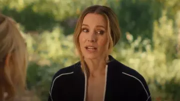 Jersey de cachemira con cremallera de invitado en residencia llevado por Joanne (Kristen Bell) como se ve en Nobody Wants This (S02E08)