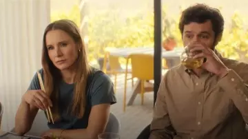La camiseta de The Row Florie en gris Timouse que lleva Joanne (Kristen Bell) como se ve en Nobody Wants This (S02E08)
