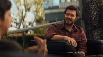 Isaia Camisa de cristal de ventana que lleva Noah (Adam Brody) como se ve en Nobody Wants This (S02E08)