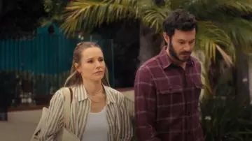 Camisa de Xirena Beau que lleva Joanne (Kristen Bell) como se ve en Nobody Wants This (S02E08)