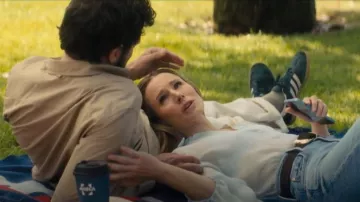 Sneakers Adidas Samba portées par Noah Roklov (Adam Brody) comme on le voit dans Nobody Wants This (S02E08)