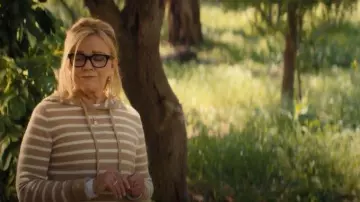 Veronica Beard Jersey de sudadera de cachemira de Adrian llevada por Lynn (Stephanie Faracy) como se ve en Nadie quiere esto (S02E08)