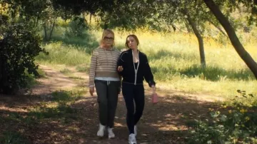 Baskets de course New Balance 530 portées par Joanne (Kristen Bell) comme on le voit dans Nobody Wants This (S02E08)