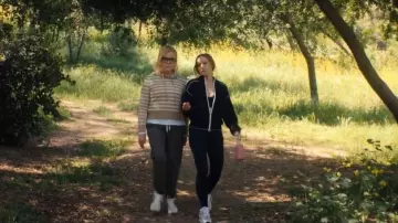 Zapatillas de running New Balance 530 que lleva Joanne (Kristen Bell) como se ve en Nobody Wants This (S02E08)