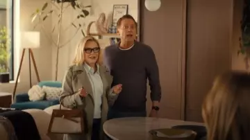 Bolso Satchel Dash de Veronica Beard que lleva Lynn (Stephanie Faracy) como se ve en Nobody Wants This (S02E08)