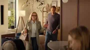 Abrigo largo de algodón beige Burberry de Castleford que lleva Lynn (Stephanie Faracy) como se ve en Nobody Wants This (S02E08)