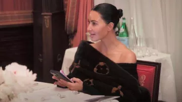 Écharpe Louis Vuitton Paris 100 % Vison Mink portée par Kim Kardashian telle que vue dans The Kardashians (S07E07)