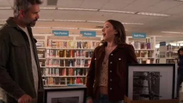 Crop Top rouge et jaune de Urban Outfitters porté par Holly Alberg (Dakota Guppy) tel que vu dans Meurtre dans une petite ville (S02E10)