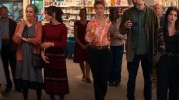 Falda de rayas Midi de Sézane usada por Cassandra Lee (Kristin Kreuk) tal como se ve en Asesinato en un pueblo pequeño (S02E10)