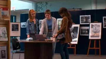 Pochette patchwork Anthropologie portée par Cassandra Lee (Kristin Kreuk) telle que vue dans Meurtre dans une petite ville (S02E10)