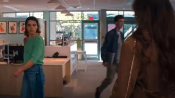 American Eagle AE77 Premium Super large Side Stripe Jean porté par la caporal Edwina Yen (Mya Lowe) tel que vu dans Murder in a Small Town (S02E10)