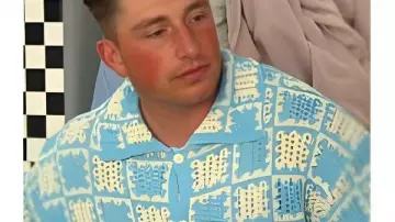 Baylen Out Loud S02 Colin Dooley Camisa de ganchillo blanca/azul usada por (Colin Dooley) vista en Baylen Out Loud