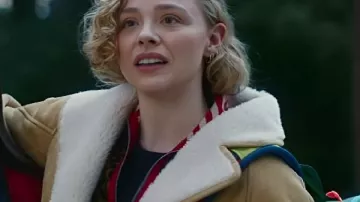 Oh. Quoi. Amusement. Chloë Grace Moretz Manteau marron porté par Taylor (Chloë Grace Moretz) tel que vu dans Oh. Quoi. Amusement.