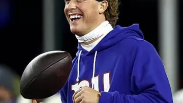 Sweat à capuche sur le bord de la ligne des Jaxson Dart Patriots