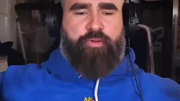 New Heights Jason Kelce Blue Graphic Sweat à capuche en 10 jours à styliser un maillot pour le dimanche ???? du Super Bowl #superbowl #jersey #footballgame #outfitideas