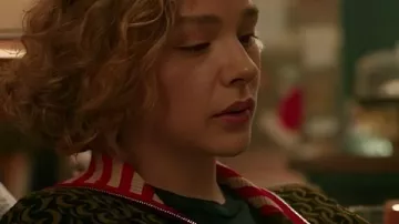 Oh. Quoi. Amusement. Cardigan Chloë Grace Moretz porté par Taylor (Chloë Grace Moretz) tel que vu dans Oh. Quoi. Amusement.