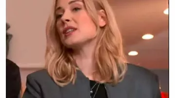 Ma veste Secret Santa 2025 Alexandra Breckenridge Grey portée par Taylor (Alexandra Breckenridge) telle que vue dans My Secret Santa