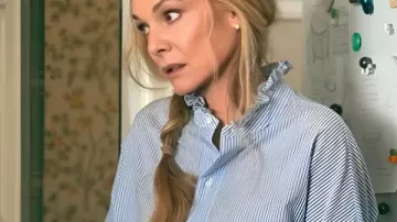 Oh What Fun Michelle Pfeiffer 2025 Chemise à rayures porté par Claire Clauster (Michelle Pfeiffer) tel que vu dans Oh. Quoi. Amusement.