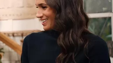 Avec amour Meghan Célébration des fêtes Meghan Pull noir porté par Self (Meghan Markle) tel que vu dans Avec amour, Meghan (S02)