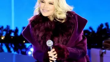 Navidad en el Rockefeller Center Abrigo morado Kristin Chenoweth visto en Navidad en el Rockefeller Center (S27E01)