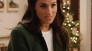 Con amor Celebración navideña de Meghan Chaqueta verde Meghan Markle llevada por Self (Meghan Markle) como se ve en Con amor, Meghan (S02)