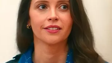 Chaqueta azul de Oh What Fun 2025 de Felicity Jones llevada por Channing (Felicity Jones) como se ve en Oh. Qué. Diversión.