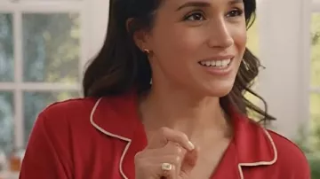 Con amor, celebración de las fiestas de Meghan. Pijama rojo Meghan Markle llevado por ella misma (Meghan Markle), como se ve en Con amor, Meghan (T02)