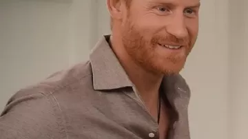 Con amor Celebración navideña de Meghan Camisa gris del príncipe Harry como se ve en Con amor, Meghan (T02)