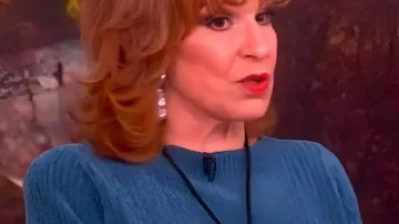 Le pull bleu en tricot Joy Behar 2025 de The View porté par Joy Behar tel que vu dans The View