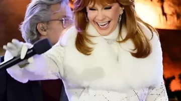 Cérémonie d’allumage du sapin de Noël du Rockefeller Center Manteau dans le clip VA - National Christmas Tree Lighting : Célébrant les 100 ans * Diffusé sur CBS (11 décembre 2022) HDTV