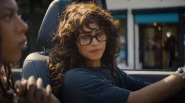 Paly Hollywood Ask Alice Tee usada por Tallulah (Odessa A'zion) como se ve en I Love LA (S01E05)