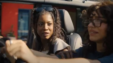 August Barron camiseta doble en capas negra usada por Alani (True Whitaker) como se ve en I Love LA (S01E05)