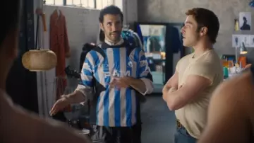 Short cargo en cuir Martine Rose en noir porté par Charlie (Jordan Firstman) comme on le voit dans I Love LA (S01E05)