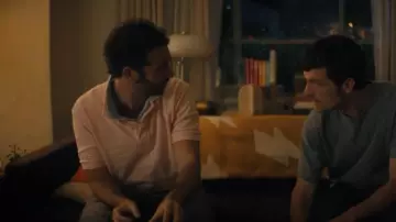 Polo superposé de Raimundo Langlois porté par Charlie (Jordan Firstman) comme on le voit dans I Love LA (S01E05)