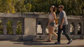 Autry Windspin Sneakers en azul usadas por Dylan (Josh Hutcherson) como se ve en I Love LA (S01E05)