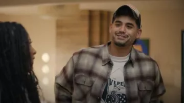 Franela de cuadros verde Covington y rojo llevada por Garrett (Emilio Garcia-Sanchez) como se ve en I Love LA (S01E05)