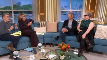 Pantalon de costume large en laine en laine Solene Reiss en aubergine porté par Cat Deeley, tel que vu dans This Morning le 29 septembre 2025