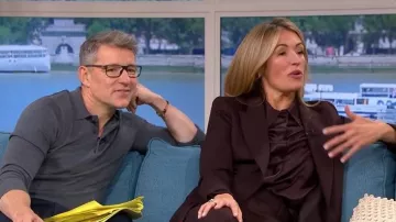 Chemise en soie Hailey rouge Reiss à double poignet, boutonnée et traversée, portée par Cat Deeley, telle que vue dans This Morning le 29 septembre 2025