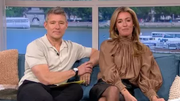 Blusa drapeada de H&M que lleva Cat Deeley, vista en This Morning el 30 de septiembre de 2025