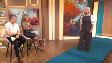 Tacones Zara Slingback con tiras llevados por Cat Deeley vistos en This Morning el 30 de septiembre de 2025