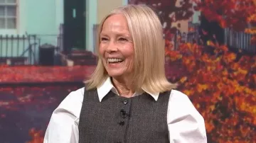 Chaleco largo de H&M llevado por Jo Good visto en This Morning el 1 de octubre de 2025